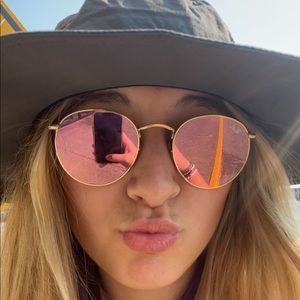 Meet your Posher, Chloe